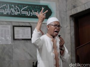 Jelang Eksekusi, Buni Yani Salat Jumat di Tebet