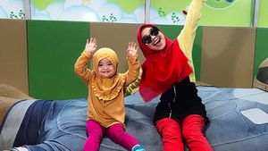 Serunya, 7 Potret Ria Ricis Manjakan Sang Bunda dan Keponakan