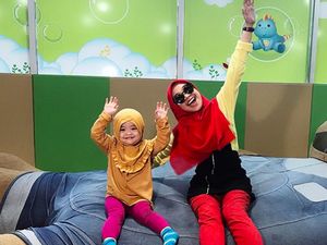 Serunya, 7 Potret Ria Ricis Manjakan Sang Bunda dan Keponakan