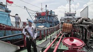 Bakamla Gagalkan Transfer BBM Ilegal di Teluk Jakarta