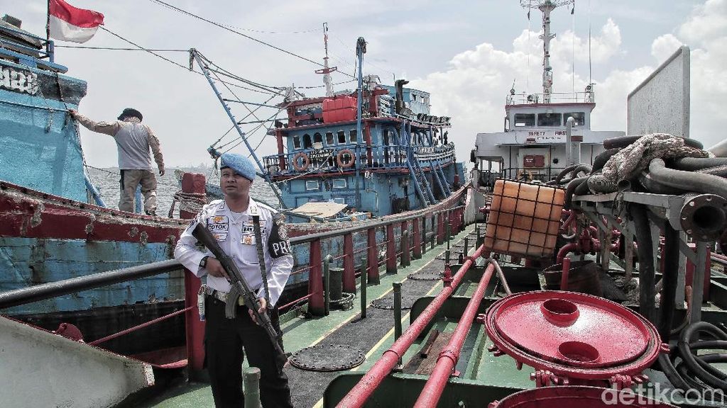 Bakamla Gagalkan Transfer BBM Ilegal di Teluk Jakarta Bakamla Gagalkan Transfer BBM Ilegal di Teluk Jakarta