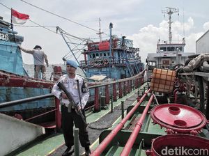Bakamla Gagalkan Transfer BBM Ilegal di Teluk Jakarta Bakamla Gagalkan Transfer BBM Ilegal di Teluk Jakarta
