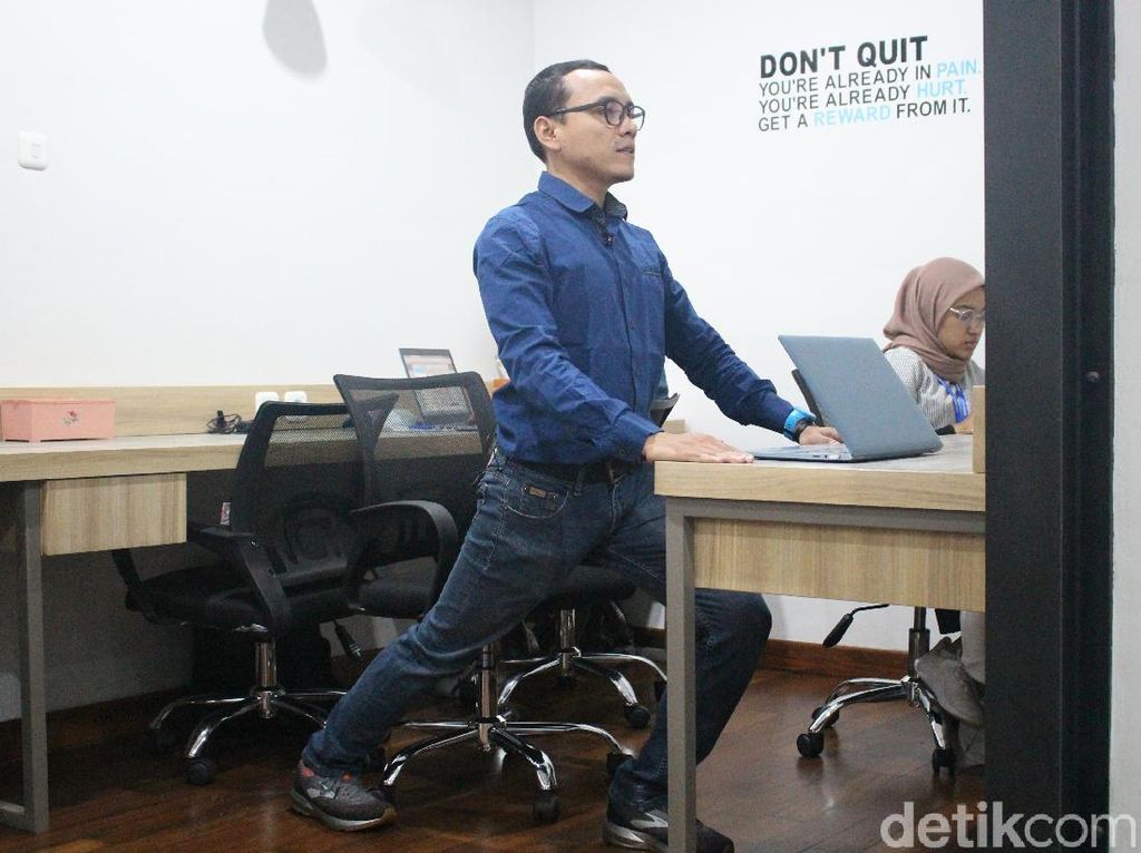 Tips Peregangan Praktis Buat Pekerja Kantoran yang Super Sibuk Tips Peregangan Praktis Buat Pekerja Kantoran yang Super Sibuk