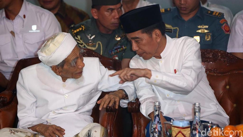 Jokowi Bertemu Mbah Moen di Rembang