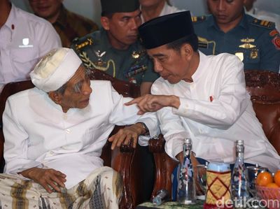 Jokowi Bertemu Mbah Moen di Rembang