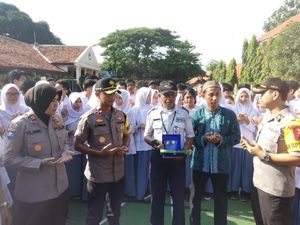 Polres Tangsel Beri Penghargaan Satpam Slamet Atur Motor Sesuai Warna Polres Tangsel Beri Penghargaan Satpam Slamet Atur Motor Sesuai Warna