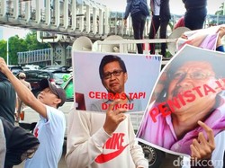 Massa Berposter Cerdas tapi Dungu Beraksi Jelang Pemeriksaan Rocky Gerung