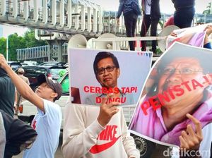 Massa Berposter Cerdas tapi Dungu Beraksi Jelang Pemeriksaan Rocky Gerung Massa Berposter Cerdas tapi Dungu Beraksi Jelang Pemeriksaan Rocky Gerung