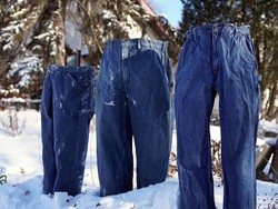 Musim Salju Ekstrem, Celana Jeans Beku Jadi Hiburan