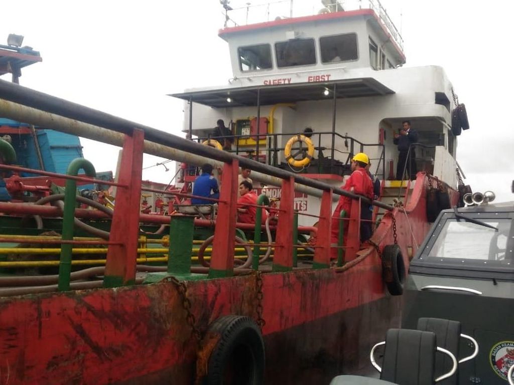 Bakamla Amankan 2 Kapal yang Transfer BBM Ilegal di Teluk Jakarta Bakamla Amankan 2 Kapal yang Transfer BBM Ilegal di Teluk Jakarta
