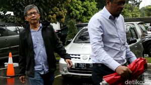 Rocky Gerung Tiba di Polda Metro Jaya