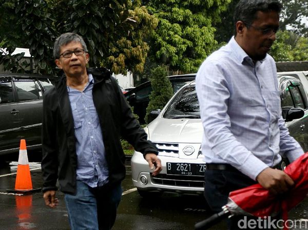 Rocky Gerung Tiba di Polda Metro Jaya