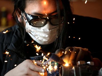 Mengintip Pabrik Pembuatan Barang-barang Aneh Perajin di China