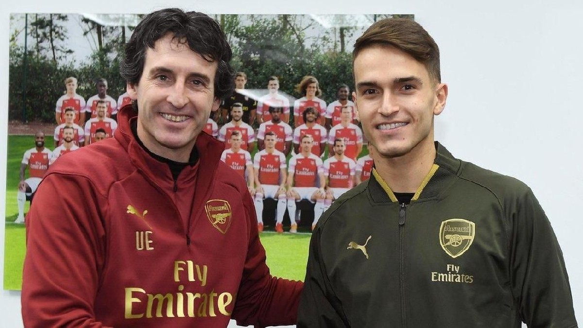 Manajer Arsenal Unai Emery bersama Denis Suarez. (Foto: Twitter @Arsenal)