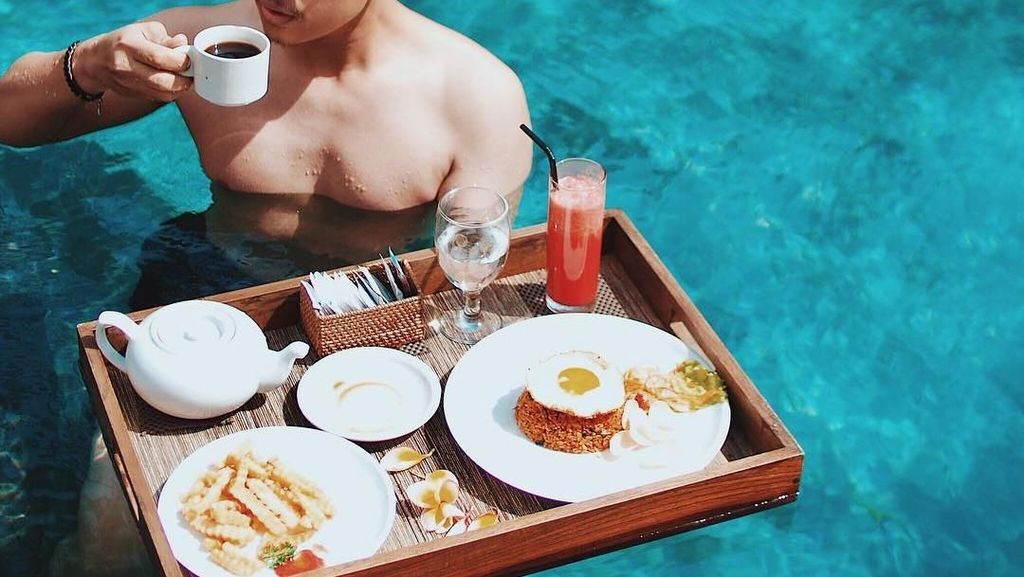 Gantengnya Zikri Daulay saat Ngemil Keripik dan Sarapan di Kolam Renang Gantengnya Zikri Daulay saat Ngemil Keripik dan Sarapan di Kolam Renang