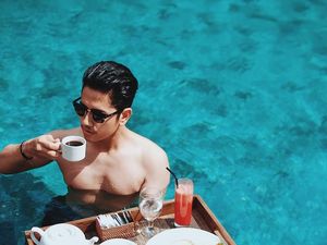 Gantengnya Zikri Daulay saat Ngemil Keripik dan Sarapan di Kolam Renang