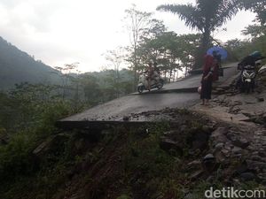 Desa di Banjarnegara Ini Terisolir Sejak 2017 Karena Jalan Putus