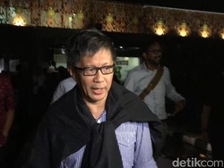 Usai Diperiksa, Rocky Gerung Joging Tinggalkan Polda Metro Jaya