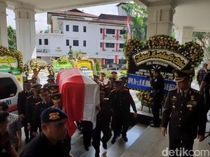 Jenazah Eks Kapolri Awaloedin Djamin Tiba di PTIK untuk Disalatkan