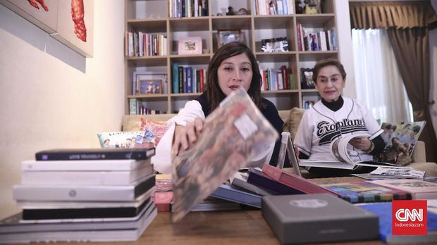 Shelomita (kiri) bersama Marini Soerjosoemarno yang ikut menyukai K-Pop.