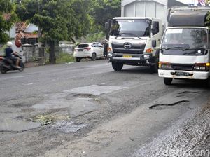 Pasca Diterjang Banjir, Jalan Pantura Pekalongan-Batang Rusak Pasca Diterjang Banjir, Jalan Pantura Pekalongan-Batang Rusak