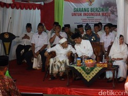 Dikunjungi Jokowi, Mbah Moen: Pilih yang Paling Dekat Malam Ini