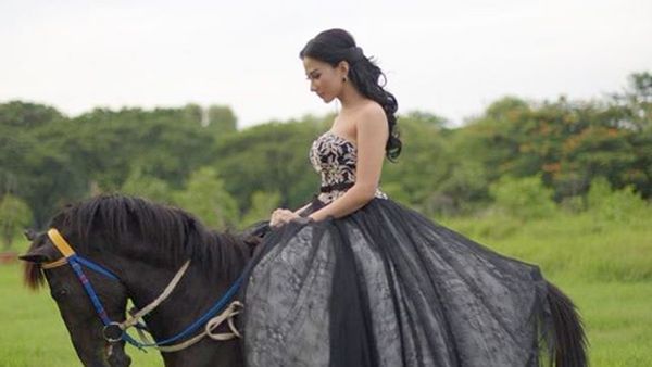Bella Luna Pajang Foto Naik Kuda, Netizen: Besok Aku Prewed Pake Onta