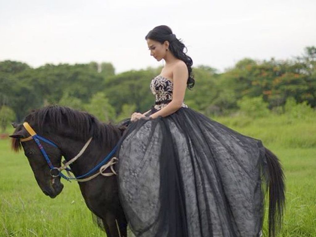 Bella Luna Pajang Foto Naik Kuda, Netizen: Besok Aku Prewed Pake Onta
