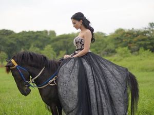 Bella Luna Pajang Foto Naik Kuda, Netizen: Besok Aku Prewed Pake Onta Bella Luna Pajang Foto Naik Kuda, Netizen: Besok Aku Prewed Pake Onta