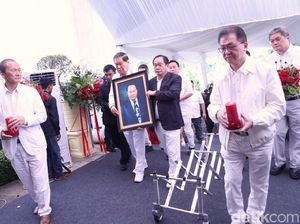 Di Pemakaman Eka Tjipta, Anak Sulung Kenang Pesan Sang Ayah Di Pemakaman Eka Tjipta, Anak Sulung Kenang Pesan Sang Ayah