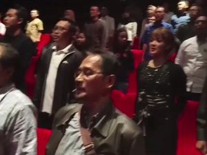 Nonton Keluarga Cemara, Menpora dan Nirina Zubir Nyanyikan Indonesia Raya