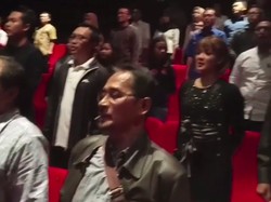 Nonton Keluarga Cemara, Menpora dan Nirina Zubir Nyanyikan Indonesia Raya