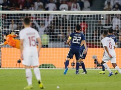 Qatar menggandakan keunggulan pada menit ke-27 lewat gol yang tak kalah cantiknya dari Abdulaziz Hatem. Sepakan dari jarak 25 yard tak bisa dijangkau kiper Jepang. (REUTERS)