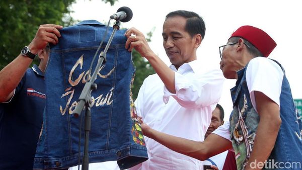 Jokowi Semringah Dapat Jaket Jins Bertuliskan Cak Jokowi