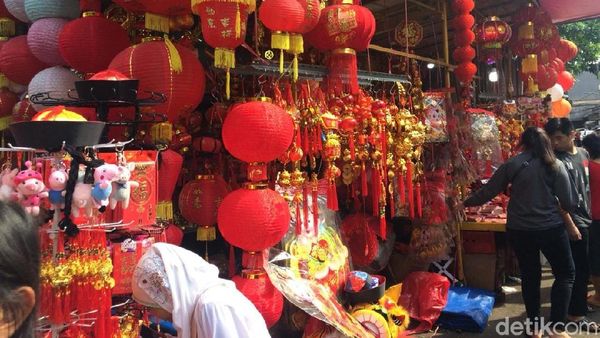 Ramai-ramai Berburu Hiasan Imlek di Glodok