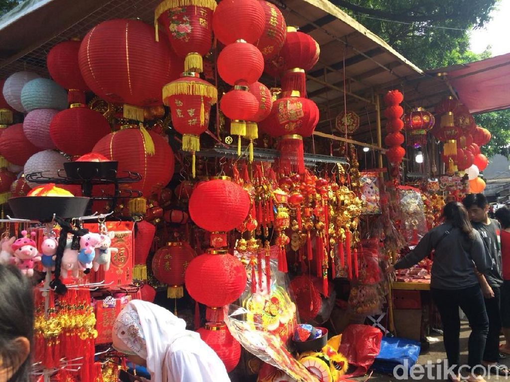 Ramai-ramai Berburu Hiasan Imlek di Glodok Ramai-ramai Berburu Hiasan Imlek di Glodok