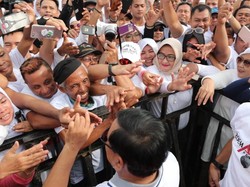 Saat Topi Prabowo Jadi Rebutan Emak-emak