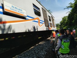 Petugas Evakuasi Kereta Malabar yang Anjlok di Ciamis