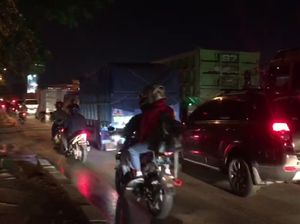 Jalan Rusak, Kalimalang Macet Parah!