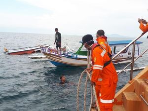 Perahu Wisata Terbalik di Gili Poh Lombok, 8 Penumpang Selamat Perahu Wisata Terbalik di Gili Poh Lombok, 8 Penumpang Selamat