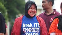Gaya Walikota Risma Pakai Kaos Dukung Jokowi
