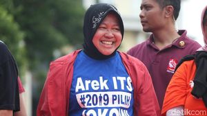 Gaya Walikota Risma Pakai Kaos Dukung Jokowi