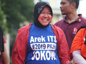 Gaya Walikota Risma Pakai Kaos Dukung Jokowi