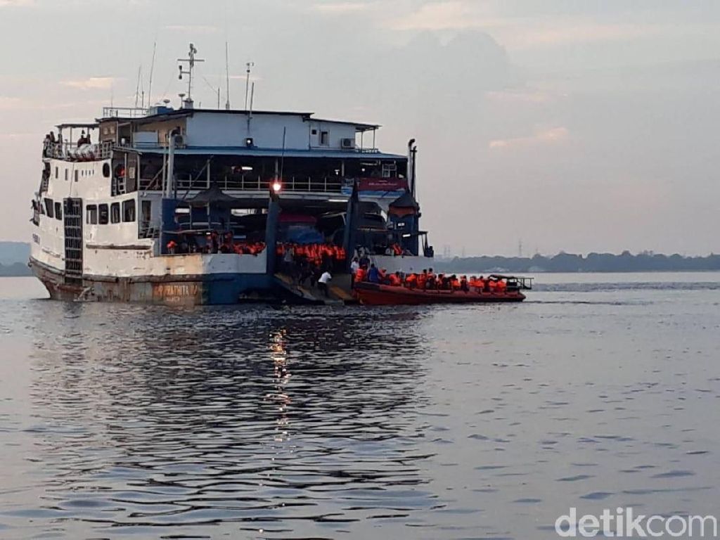 KMP Prathita IV Kandas di Perairan Selat Bali KMP Prathita IV Kandas di Perairan Selat Bali