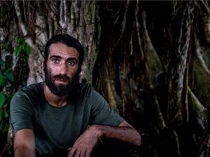 Tulis Buku dari Penjara, Pengungsi Iran Menang Anugerah Literatur Tertinggi