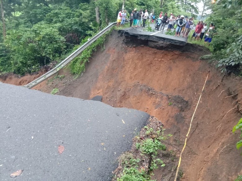 Jalan Lahat-Pagar Alam Sumsel Putus Total Akibat Longsor Jalan Lahat-Pagar Alam Sumsel Putus Total Akibat Longsor