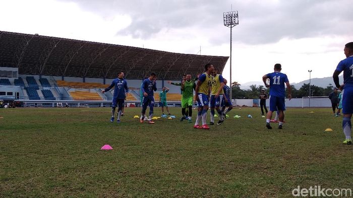 Persib bandung berlatih untuk menghadapi Persiwa 11 Februari. (Dony Indra Ramadhan/detikSport) Persib bandung berlatih untuk menghadapi Persiwa 11 Februari. (Dony Indra Ramadhan/detikSport)