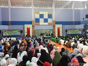 Maruf Amin Istigasah Bareng Warga di Senen Maruf Amin Istigasah Bareng Warga di Senen