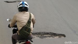 Waspada! Lubang Saluran Air di Tengah Jalan Sudirman Bikin Horor