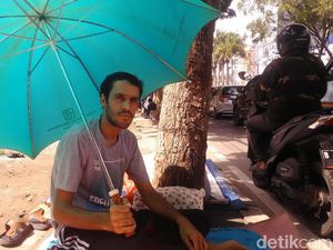 Tak Boleh Bekerja, Para Pencari Suaka Nongkrong Sepanjang Hari